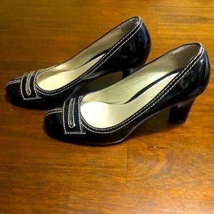 Liz Claiborne black patent round-toed pumps (6)